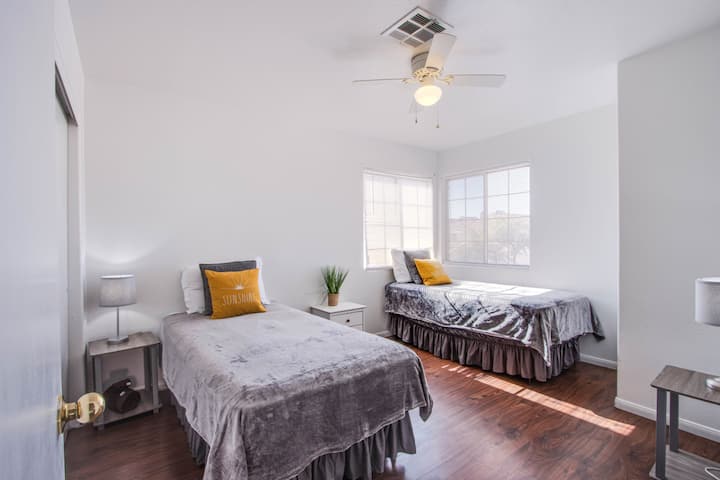 Идеално за приятели или деца, с ярки и весели вибрации.