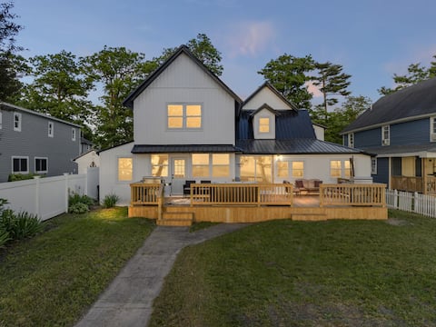 Park Combo| 6BR Waterfront| with Hot tub Sleeps 19