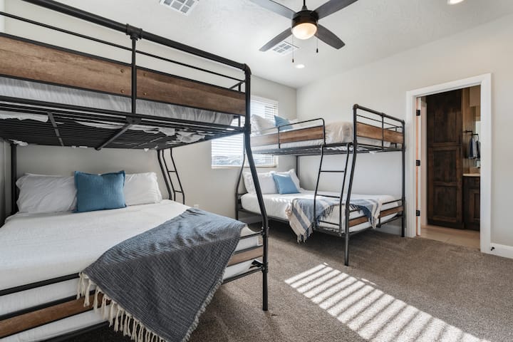 חדר שינה 3 - 2 מיטות יחיד מעל מיטת קווין סייז + חדר רחצה צמוד