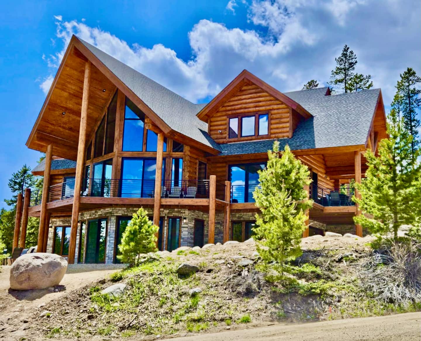 Lakeview Lodge — panoramic views of Grand Lake and Mt. Baldy