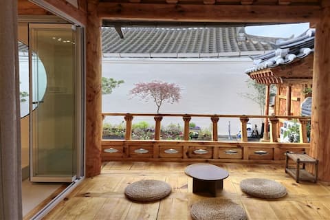 A private blend of traditional hanok sensibility and nature