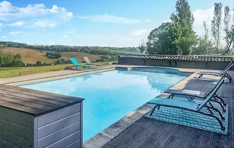 Lovely home in Monclar-De-Quercy