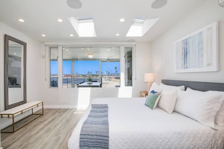 Svetlá a priestranná spálňa s pohodlnou manželskou posteľou King, plyšovou posteľnou bielizňou a dekoratívnymi vankúšmi. Izba je osvetlená prirodzeným svetlom zo strešných okien a veľkých okien s úchvatným výhľadom na záliv. Minimalistická výzdoba zahŕňa