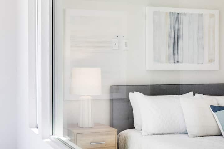 Svetlá a priestranná spálňa s pohodlnou manželskou posteľou King, plyšovou posteľnou bielizňou a dekoratívnymi vankúšmi. Izba je osvetlená prirodzeným svetlom zo strešných okien a veľkých okien s úchvatným výhľadom na záliv. Minimalistická výzdoba zahŕňa