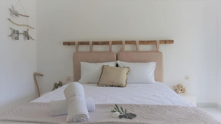 Oddýchnite si na pohodlnej manželskej posteli v pokojnej a minimalistickej spálni