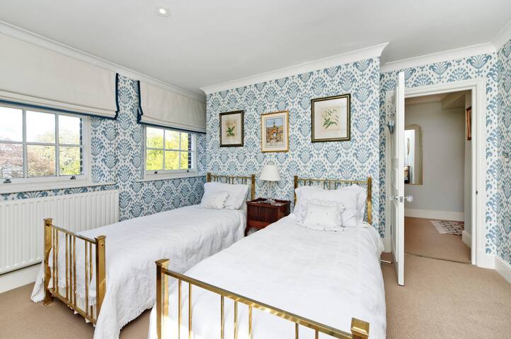 Beautiful & Traditional 2 Bed in South Kensington gallery image 4