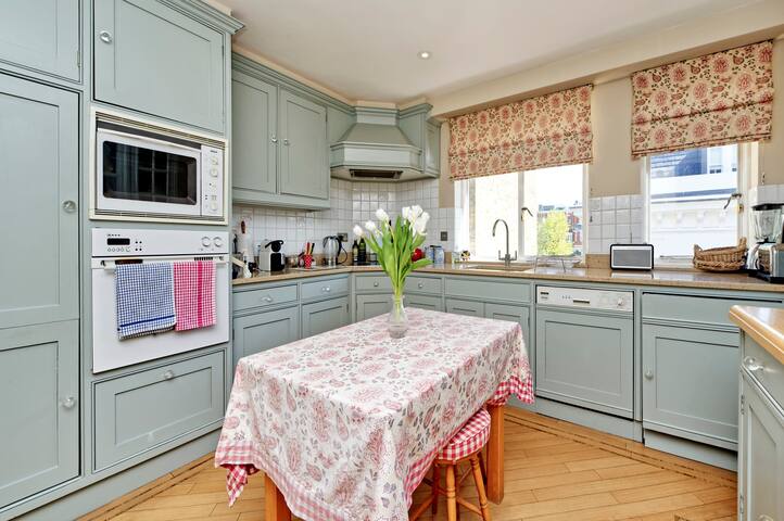Beautiful & Traditional 2 Bed in South Kensington gallery image 2
