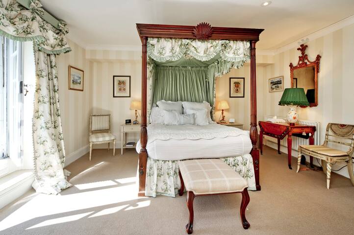 Beautiful & Traditional 2 Bed in South Kensington gallery image 3