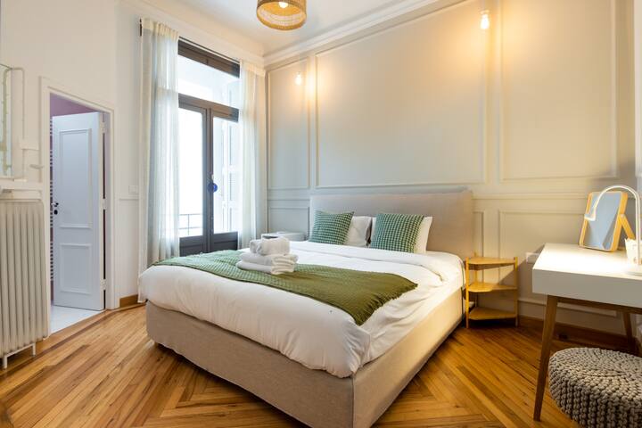 Meadows – Luxury 3-Bedroom Apartment in Athens gallery image 3