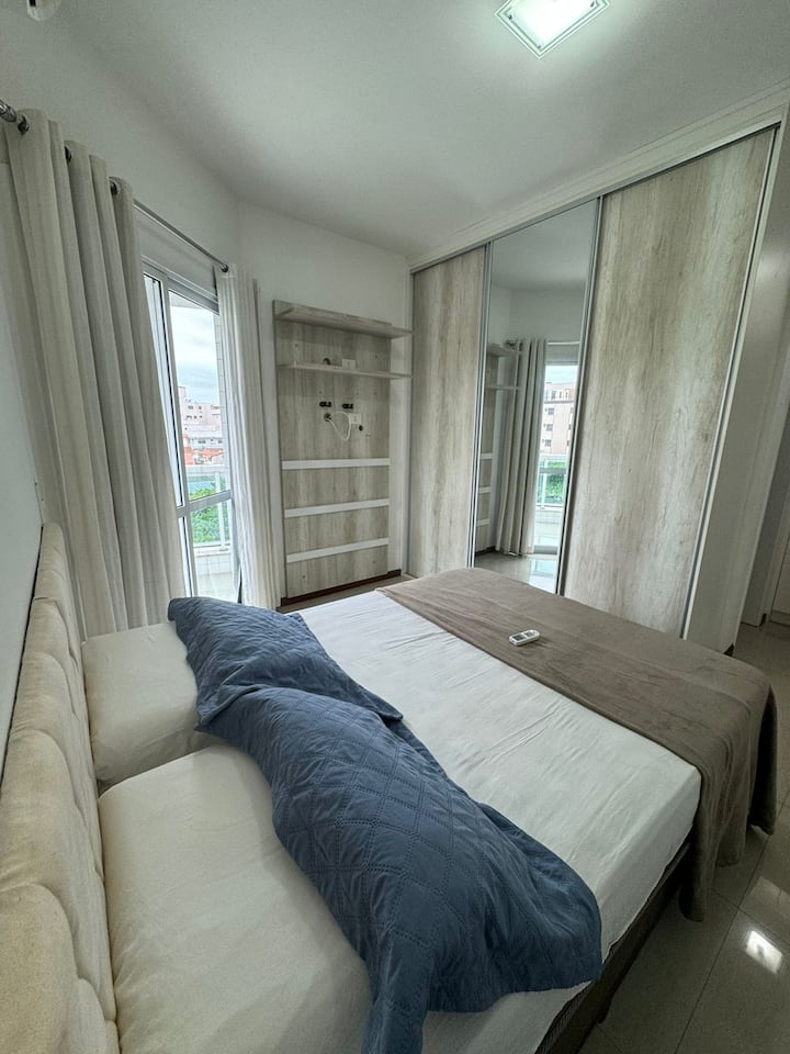 Кревет,фотографија од целата соба