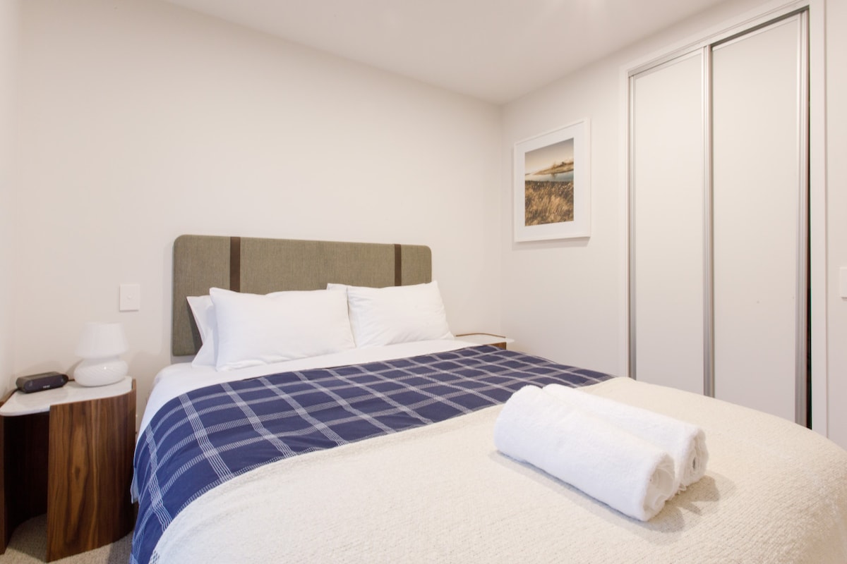 ห้องนอนใหญ่ขนาดคิงไซส์พร้อมห้องน้ำในตัว