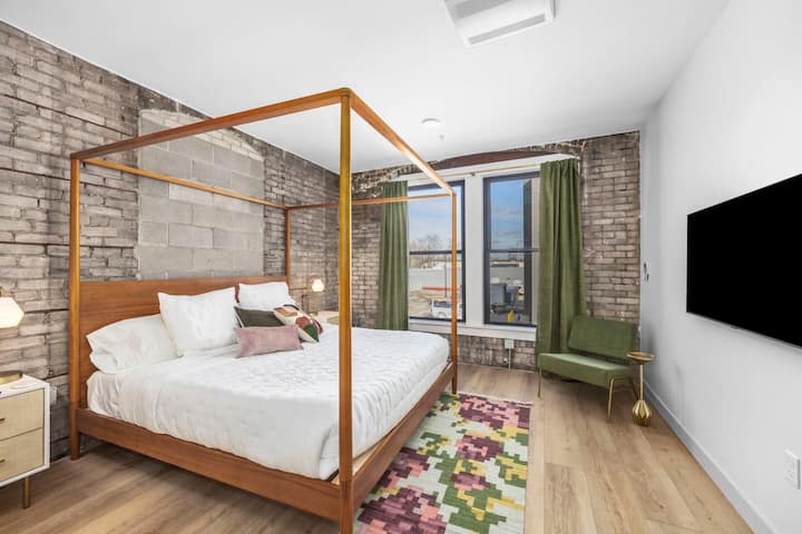 The Bluejay Vintage Suite - With Window - Grand Rapids, MI