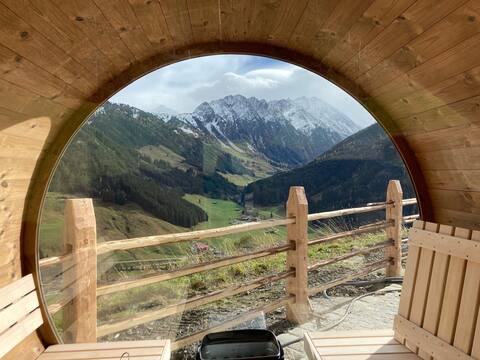 Chalet with whirlpool & sauna on the ski slope