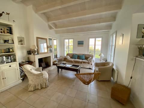 Top Airbnb: Spacious house with terrace, close to the beach à La Couarde Sur Mer