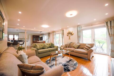 Beautiful Holiday Home with Cinema Room & Garden