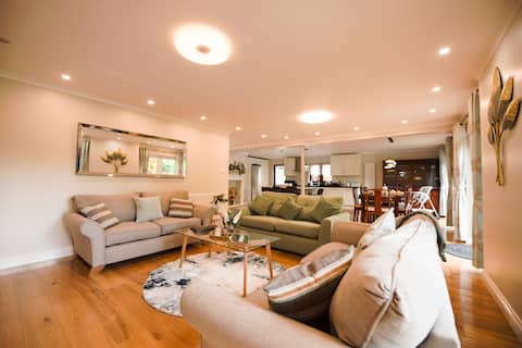 Beautiful Holiday Home with Cinema Room & Garden