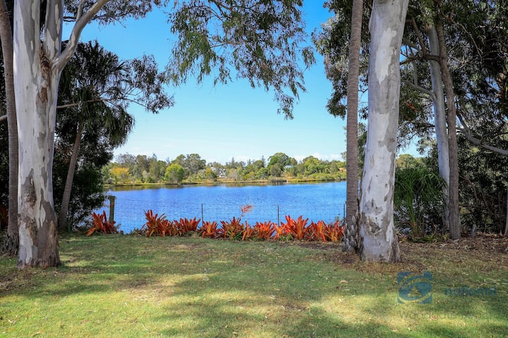 Large Family Home With Lake Views - Woodgate