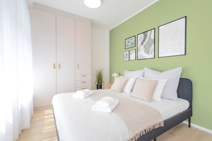 Bright 2BR • 8th floor • Balcony • Free Parking