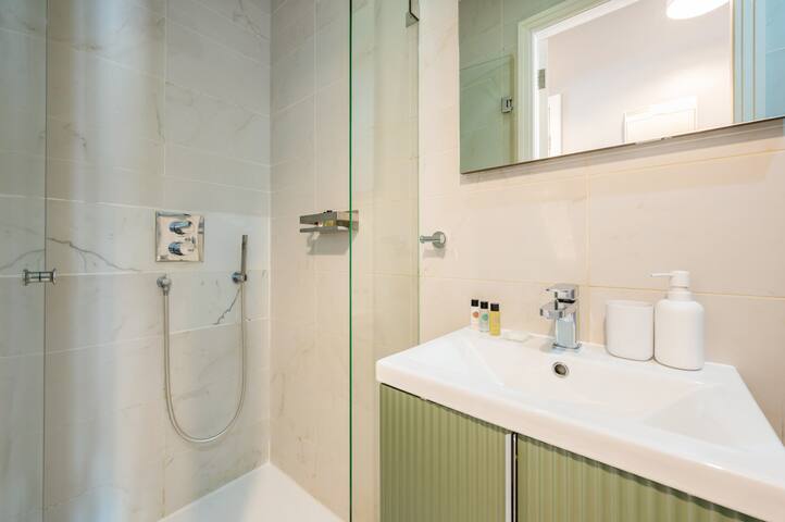 London Theatreland Dream – 2 bedroom apartment gallery image 4