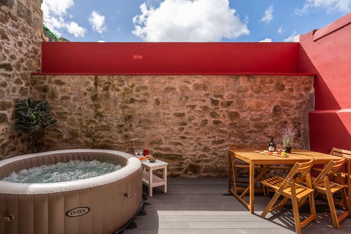 3 Comfy Flats | Jacuzzi & Terrace by Host Wise