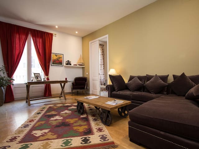 Deluxe three bedrooms apartment