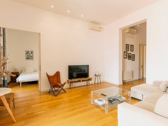 Designer’s three bedroom apartment with terrace gallery image 3