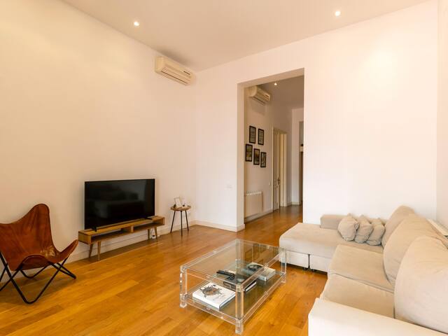 Designer’s three bedroom apartment with terrace gallery image 4