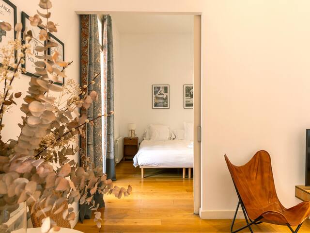 Designer’s three bedroom apartment with terrace gallery image 5