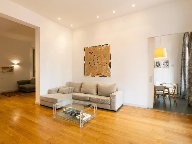 Designer’s three bedroom apartment with terrace gallery image 2