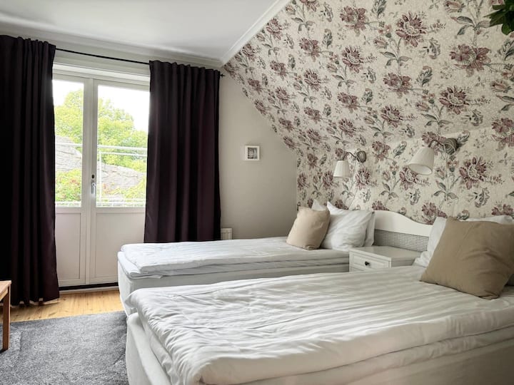 Dormitorio 2: en el nivel superior se encuentra este dormitorio con 2 90 camas que se pueden separar en dos camas individuales o juntas en una acogedora cama de 180 cm de ancho.