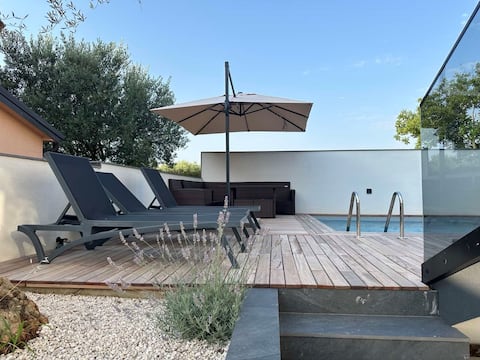 Popular Airbnb listing: Villa monte r+luxury in Crveni Vrh