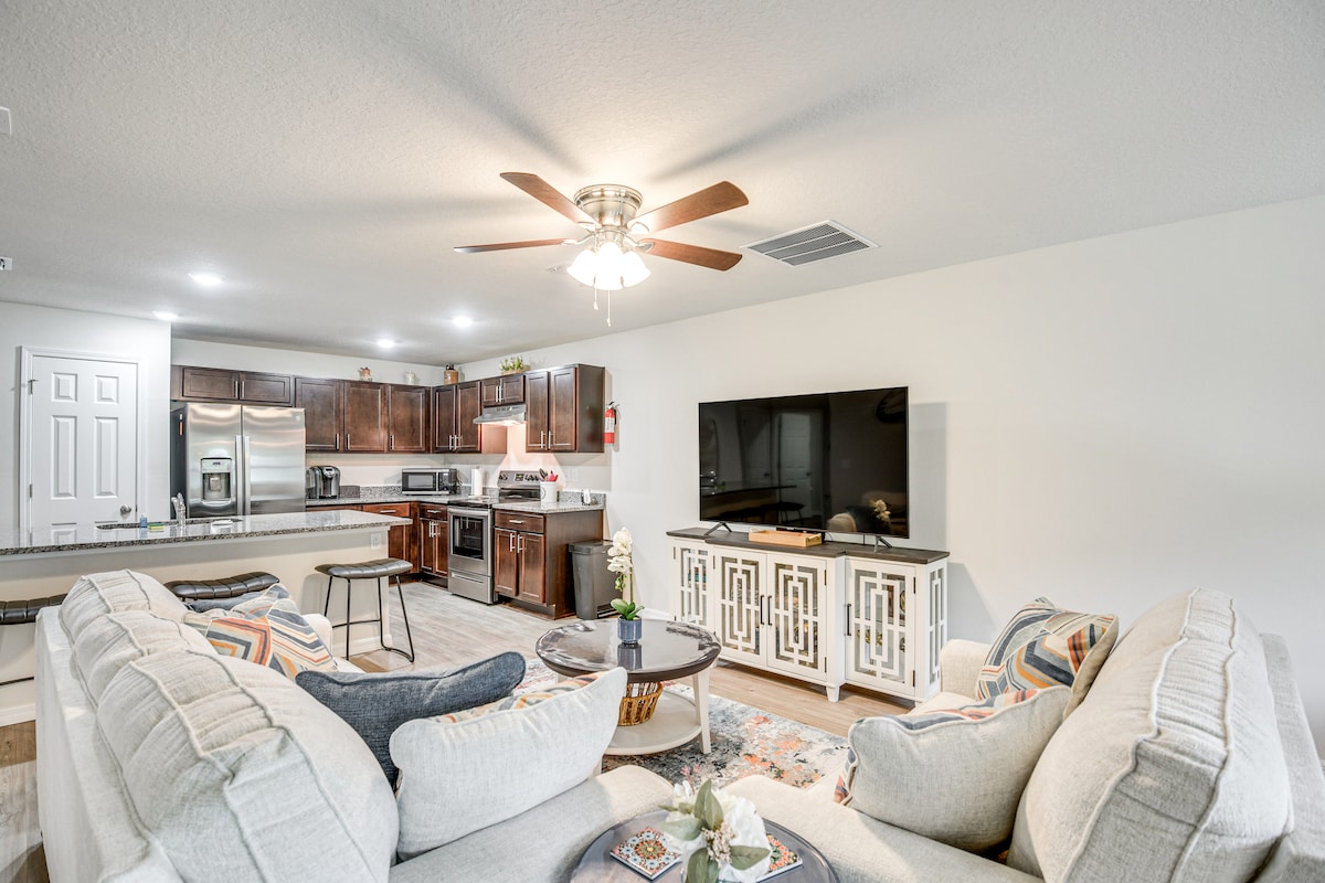 Palm Coast Duplex w/ Screened Patio, Near Beaches!