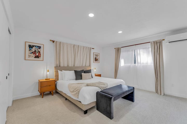 غرفة النوم 5: سرير كينج، الطابق العلوي، منضدة جانبية، خزانة، إمكانية الوصول إلى الفناء