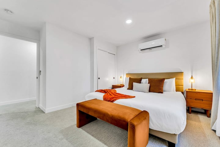 غرفة النوم 6: سرير كينج، الطابق العلوي، طاولات جانبية، خزانة