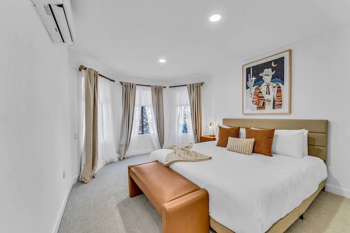 غرفة النوم 2: سرير كبير، الطابق العلوي، منضدة جانبية، خزانة