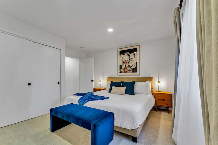 غرفة النوم 4: سرير كينج، الطابق العلوي، طاولات جانبية، خزانة