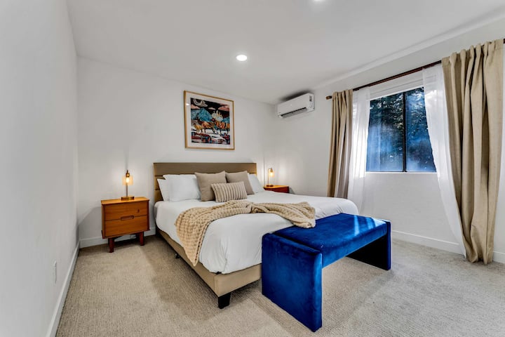 غرفة النوم 7: سرير كينج، الطابق العلوي، طاولات جانبية، خزانة 