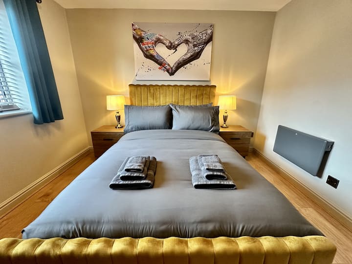 Chumba kikuu cha kulala chenye godoro la povu la kumbukumbu ya kifahari