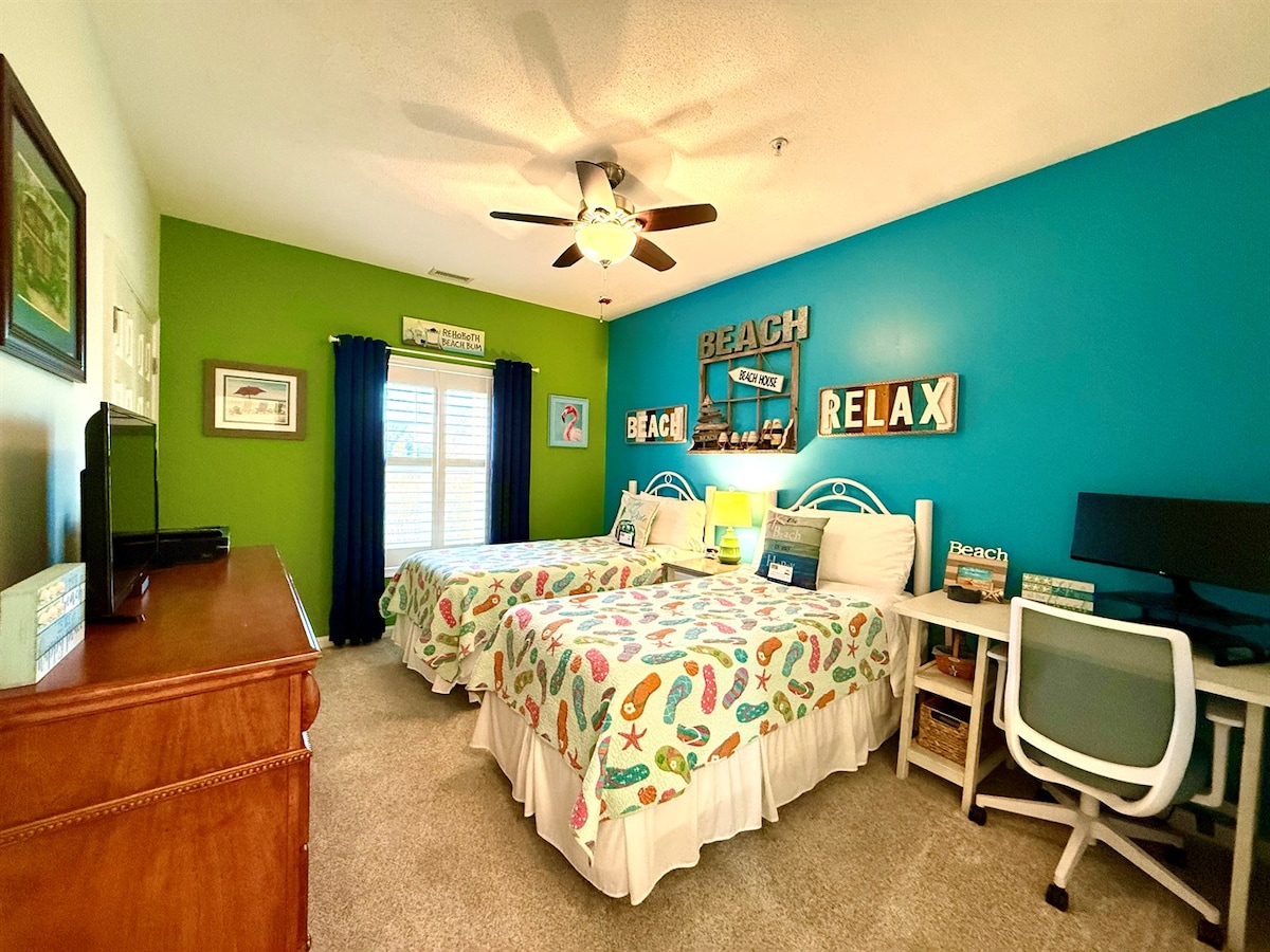 Segundo dormitorio (2 camas individuales se pueden mover juntas para hacer una cama tamaño king) Puerta directa al baño del pasillo