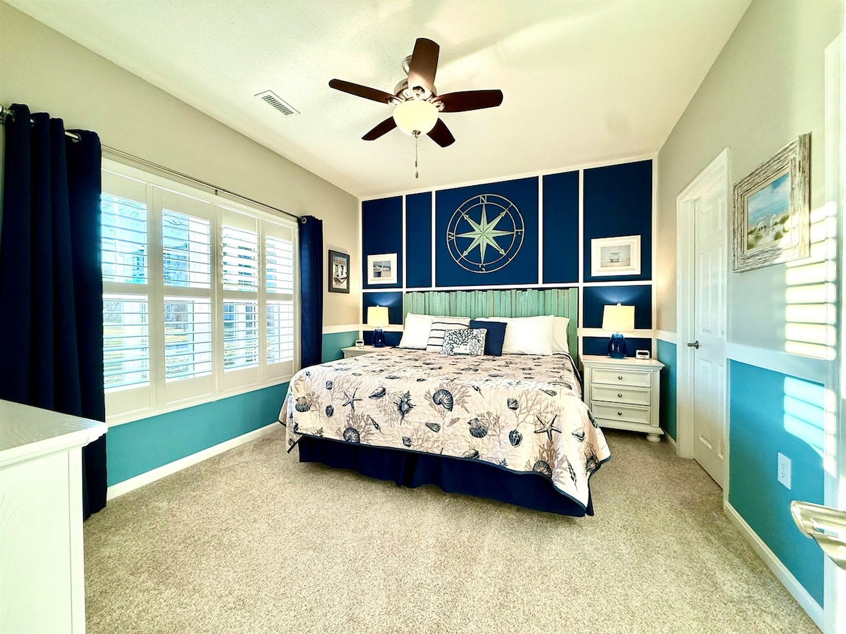 Dormitorio principal con cama tamaño king y baño privado