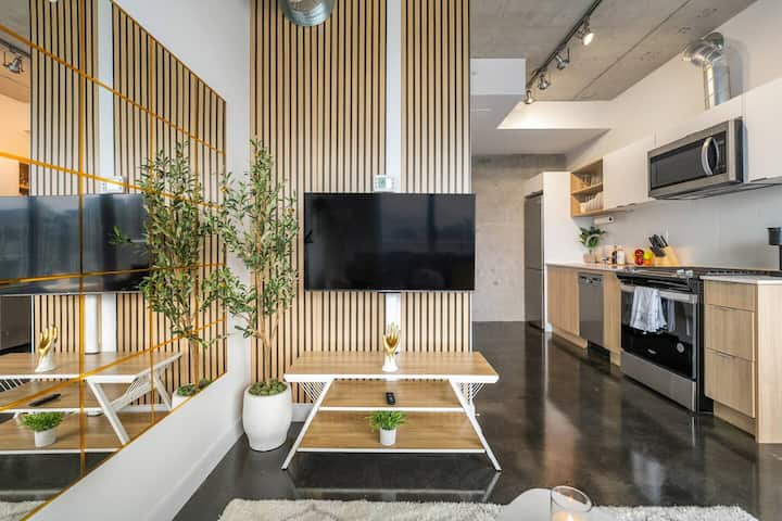 Designer Studio In The Sky - Views, Ac, Patio - Calgary