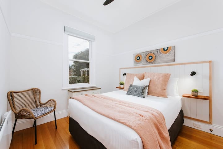 Furahia kulala kwa amani katika kitanda cha ukubwa wa malkia kinachovutia cha chumba hiki cha kulala kilichopangwa vizuri katika nyumba ya shambani ya kwanza, Kareela.