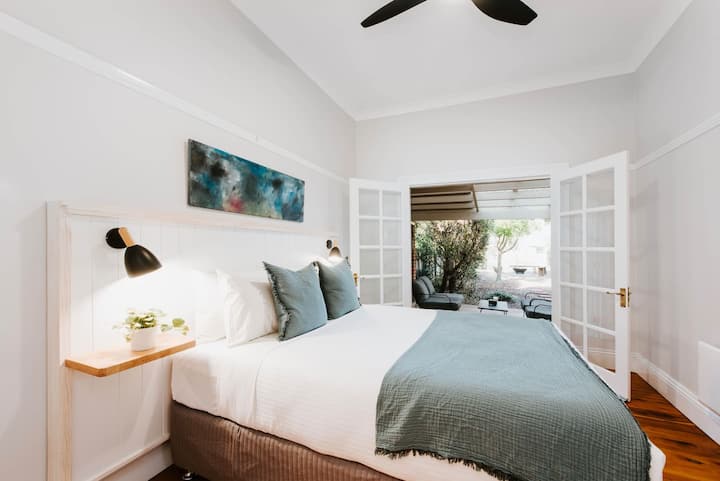 Furahia ufikiaji wa moja kwa moja kwenye ua wa nyuma wa Nyumba ya shambani ya Kialla kutoka kwenye chumba cha kulala cha tatu, na kufanya iwe rahisi kutoka na kupumzika katika sehemu ya nje yenye utulivu.