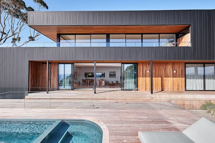 Blanc de Noir Luxe Grandeur with Pool and Spa