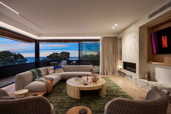 Blanc de Noir Luxe Grandeur with Pool and Spa gallery image 5