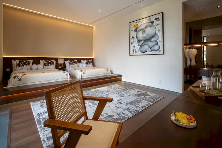 בכל החדרים יש מיזוג אוויר, השקעים ליד המיטה, קולבים, ארון בגדים ווילונות האפלה. אנו מספקים מי שתייה, מצעים נקיים וסלי כביסה. שירות סירוב יומי.