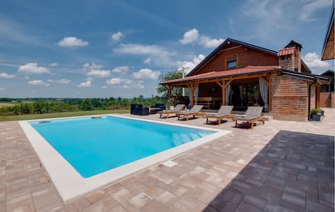 Nice home in Gornje Plavnice with WiFi