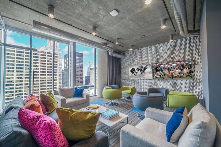 Modern 2BR in The Loop + Panoramic City Views gallery image 5