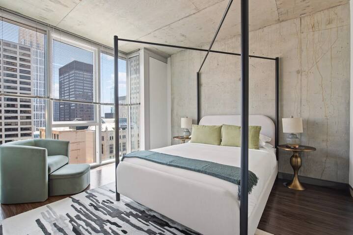 Modern 2BR in The Loop + Panoramic City Views gallery image 3