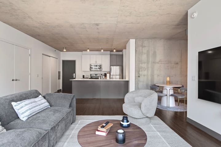 Modern 2BR in The Loop + Panoramic City Views